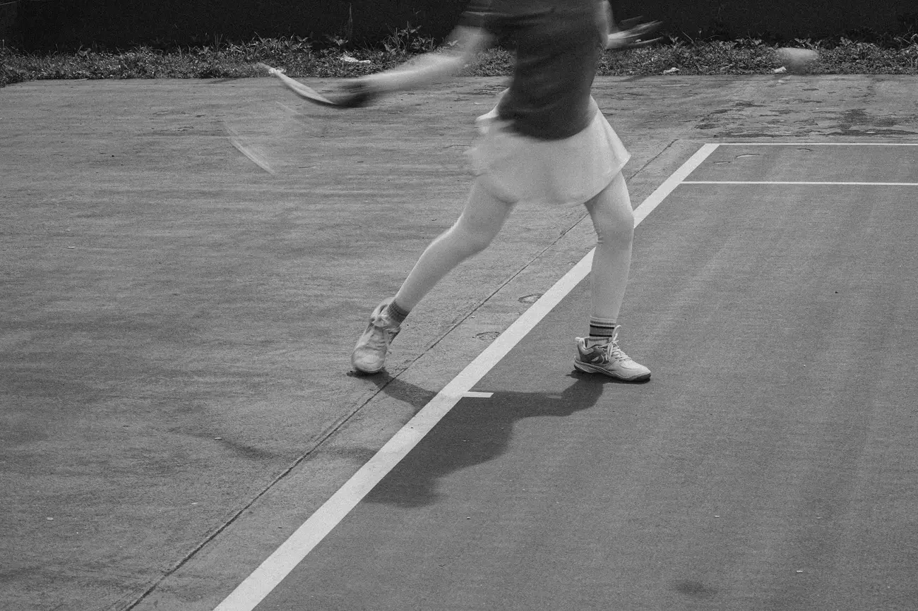 Deslocamento lateral em quadra registrado em movimento